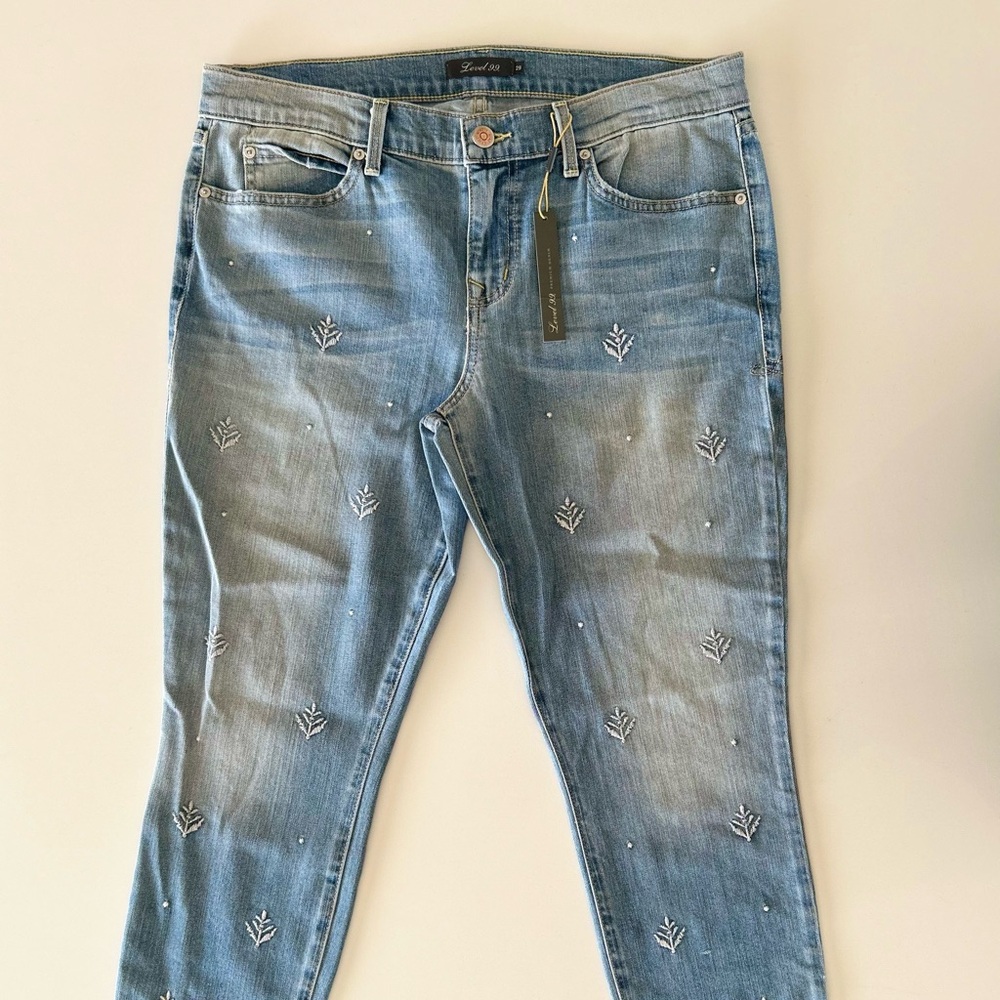 NWT - Level 99 Women’s Floral Embroidered Denim Raw Hems Skinny Jeans Size 29